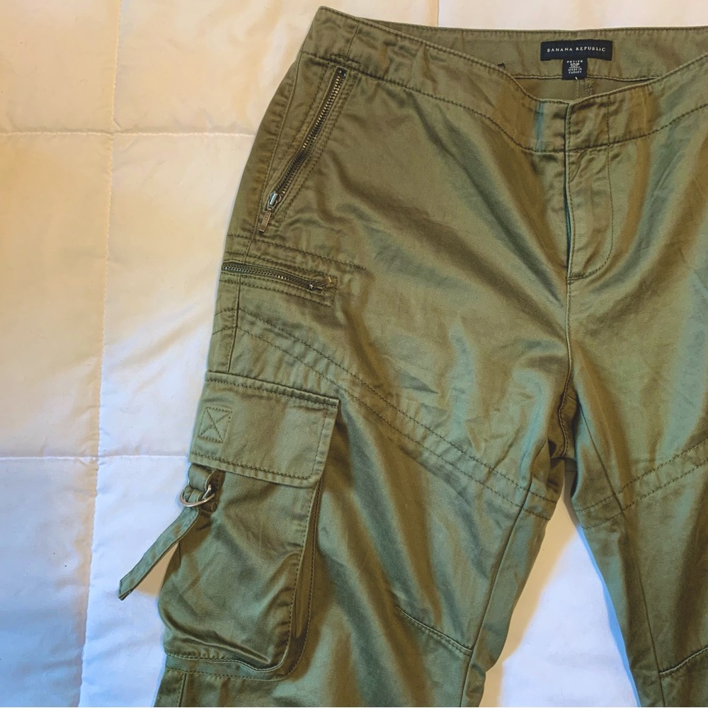 Banana Republic: army green cargo pants; wide bottom; baggy; pockets; ivy green